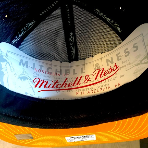 Raptors “North” Mitchell & Ness Hat (Black & Gold) - Picture 4 of 9